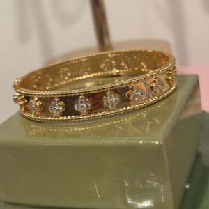 Elegant Gold Bracelet with Crystal Accents